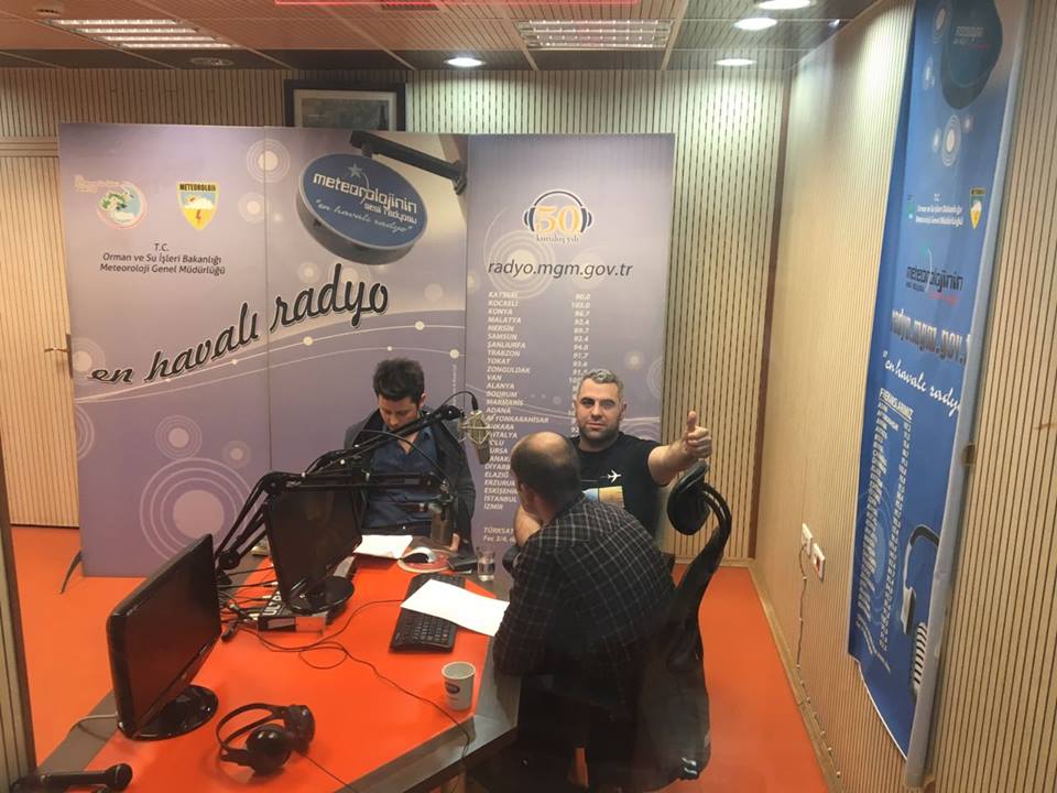 Sahipkıran AKADEMİ Başkanı Emre AYDIN ve AKADEMİ üyesi Süleyman ÇETİN, Sahipkıran AKADEMİ'nin kurucu üyesi olduğu ve sekreteryasını yürüttüğü Daha Yeşil Bir Dünya İçin Gençlik Platformunu, Meteoroloji FM'de anlattılar.